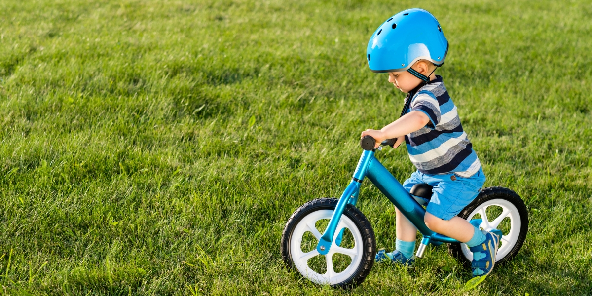 Dziecko na rowerku biegowym Kinderkraft Rowerki biegowe Kinderkraft w ofercie Sklepu Rodzica